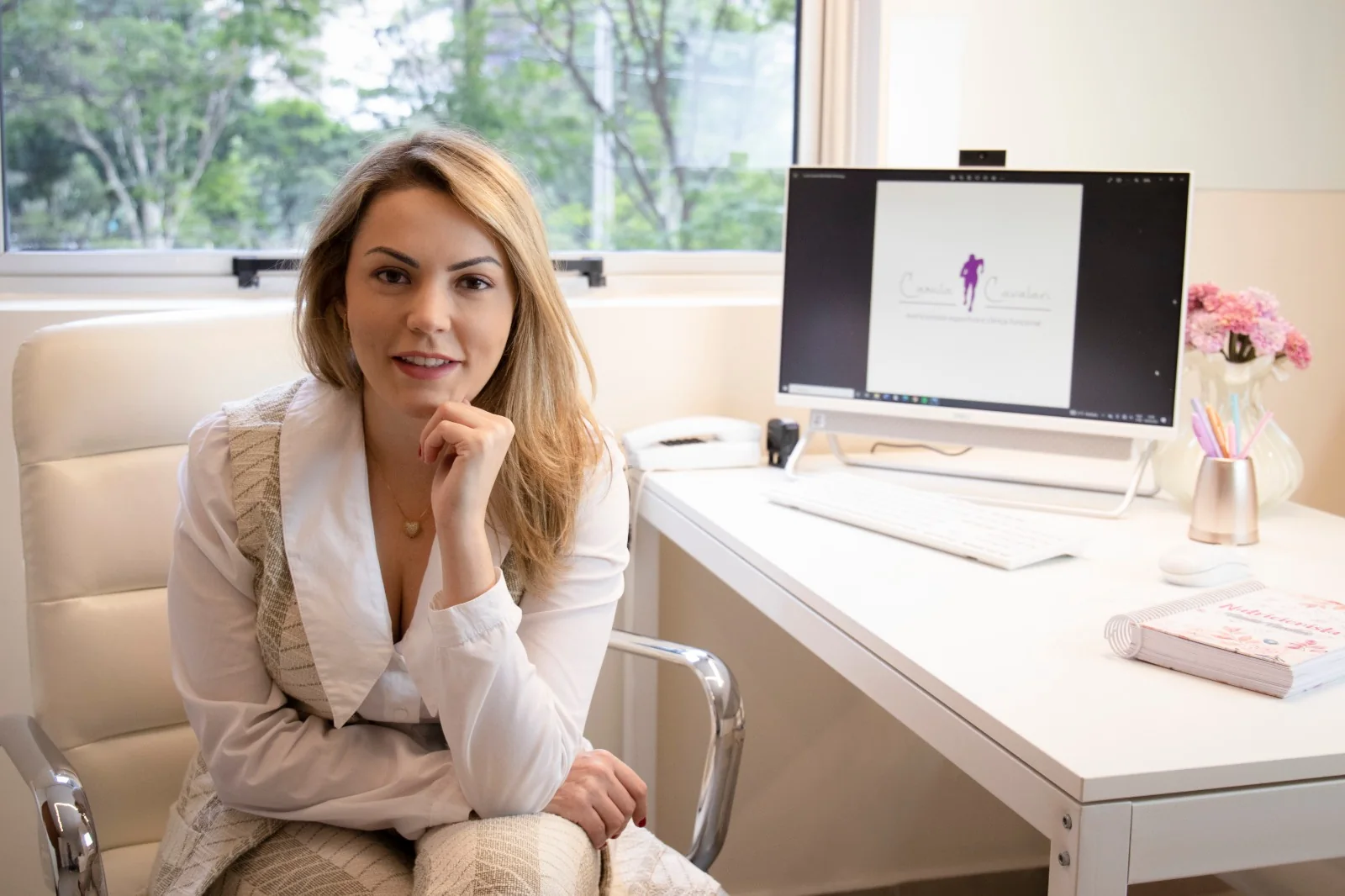 Nutricionista Camila Cavalari em consultório em São Paulo