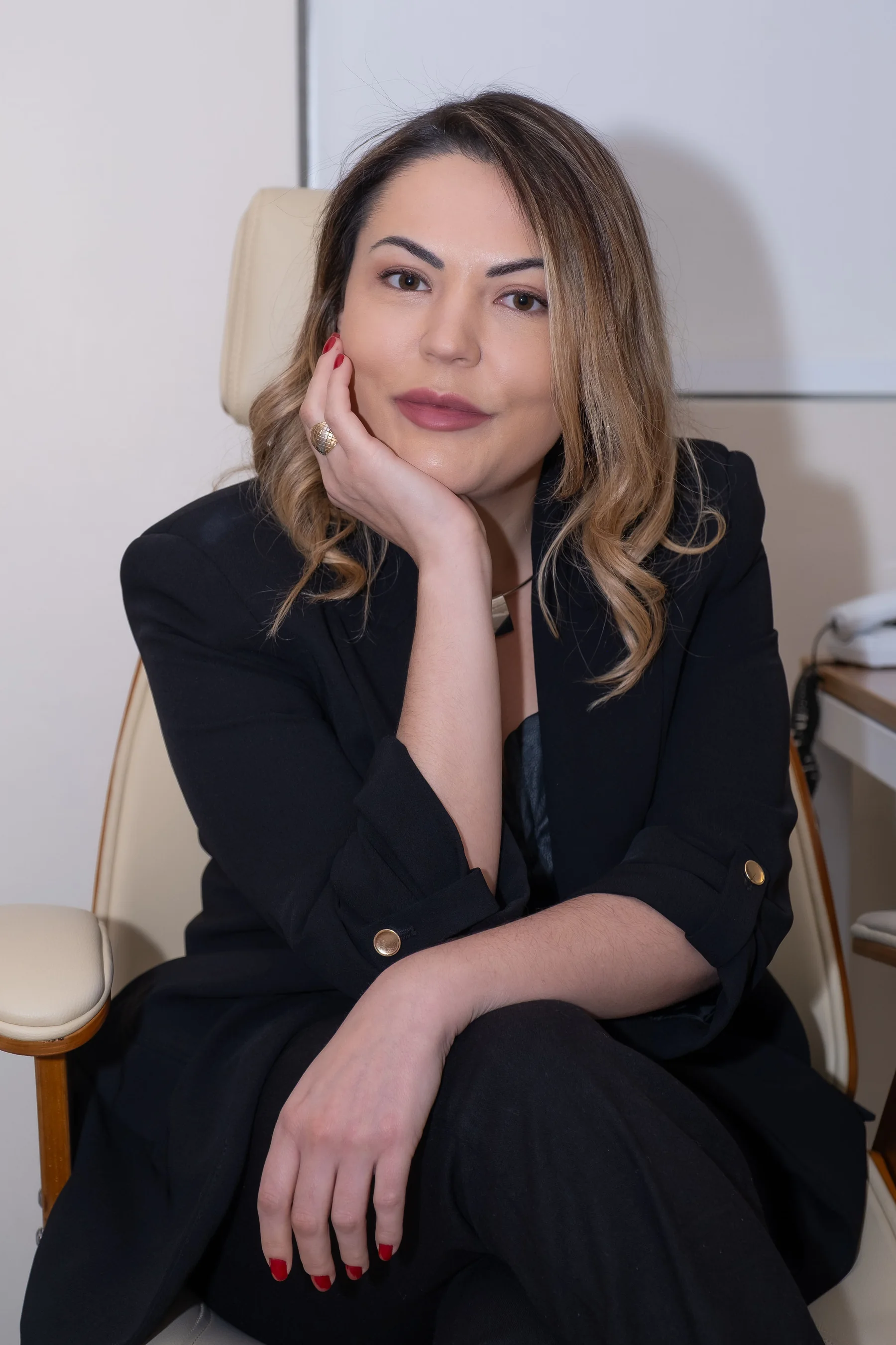 Camila Cavalari em retrato profissional no consultório