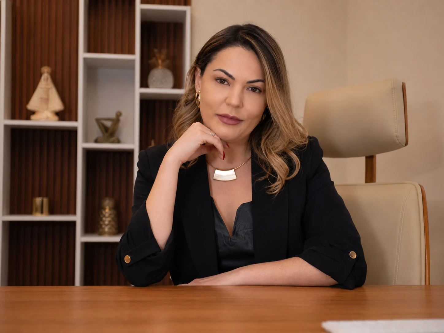 Camila Cavalari em retrato profissional no consultório